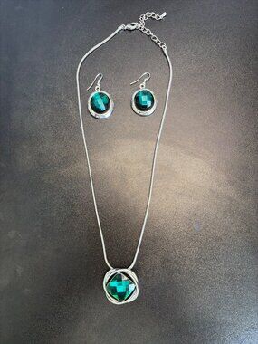 Emerald Green Faceted Pendant Necklace & Matching Earrings Set